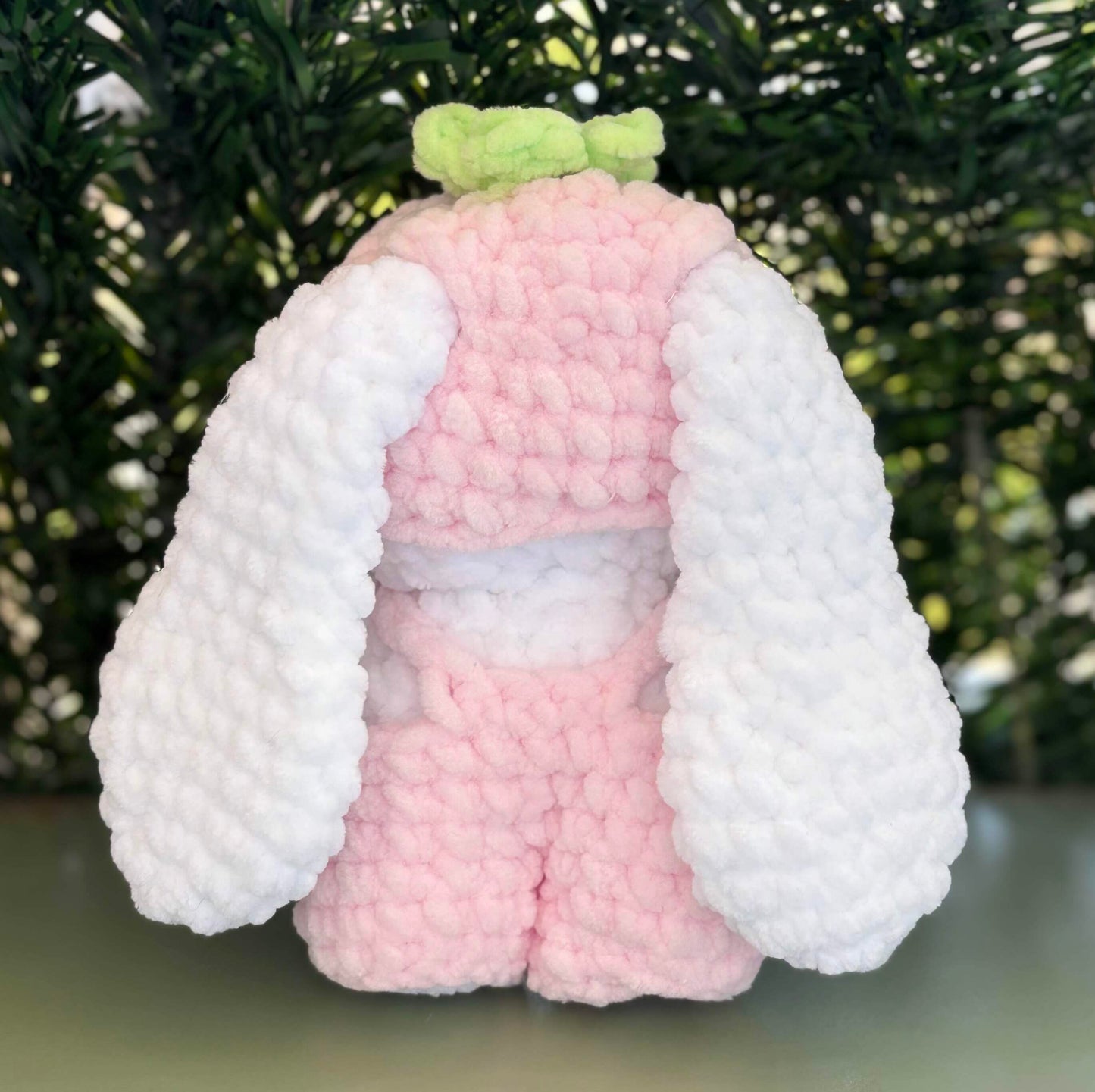 Lapin à salopette fraise